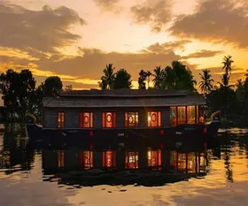 houseboat_night_view_515.webp